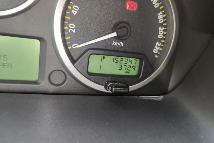 Used Land Rover Freelander 2 2007 3.2L Odometer Close Up