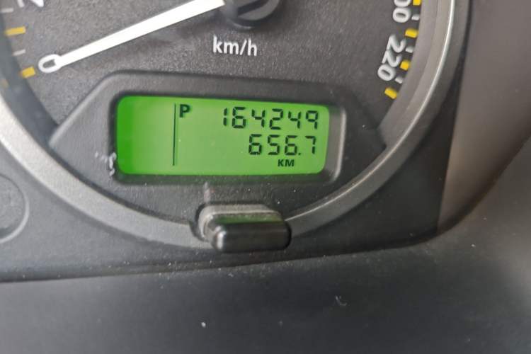 Used Land Rover Freelander 2 2007 3.2L Odometer Close Up