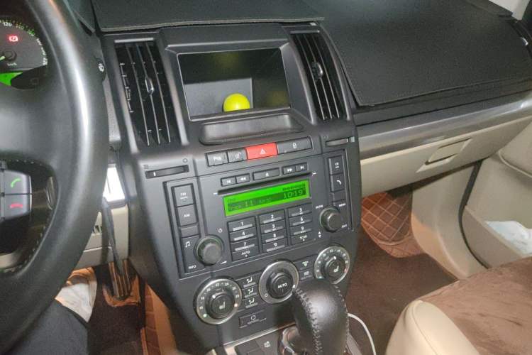 Used Land Rover Freelander 2 2010 3.2 i6 Automatic SE Gasoline Version Audio And AC Panel
