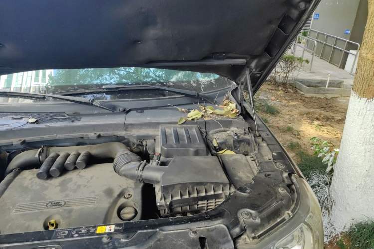 Used Land Rover Freelander 2 2010 2.2 TD4 Automatic HSE Diesel Edition Engine Bay Left