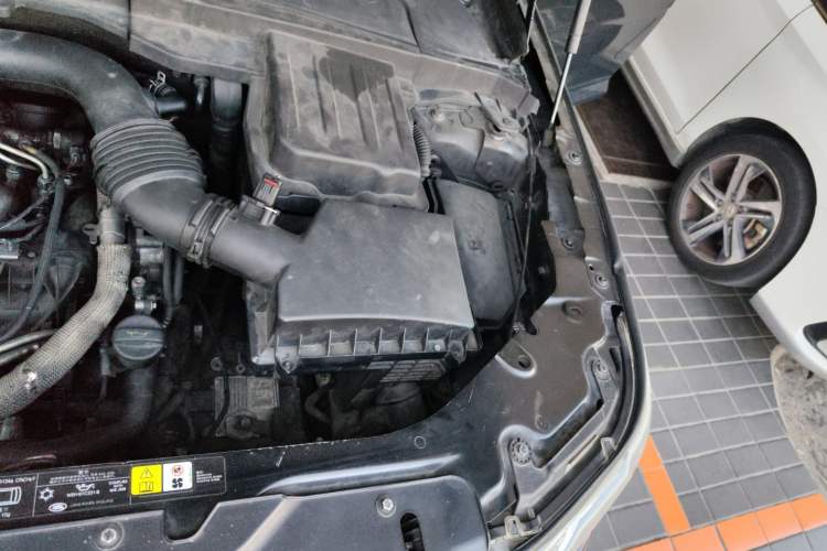 Used Land Rover Freelander 2 2010 2.2 TD4 Automatic SE Diesel Edition Engine Bay Left