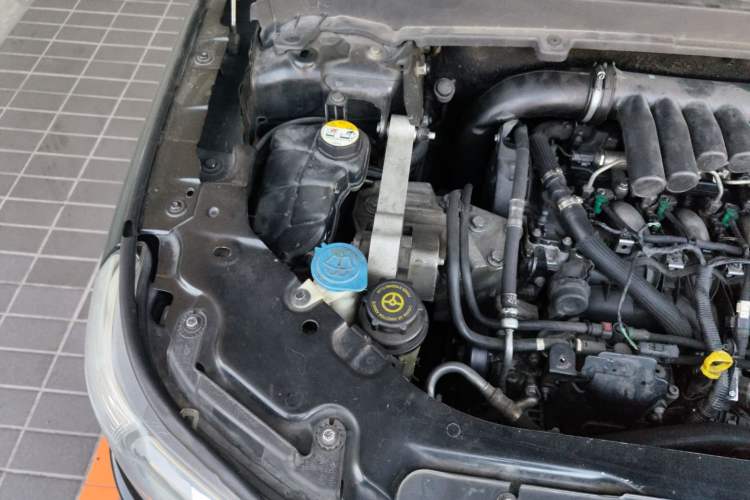 Used Land Rover Freelander 2 2010 2.2 TD4 Automatic SE Diesel Edition Engine Bay Right