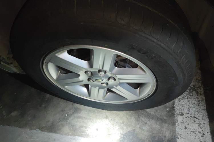 Used Land Rover Freelander 2 2010 2.2 TD4 Automatic SE Diesel Edition Right Front Wheel Hub