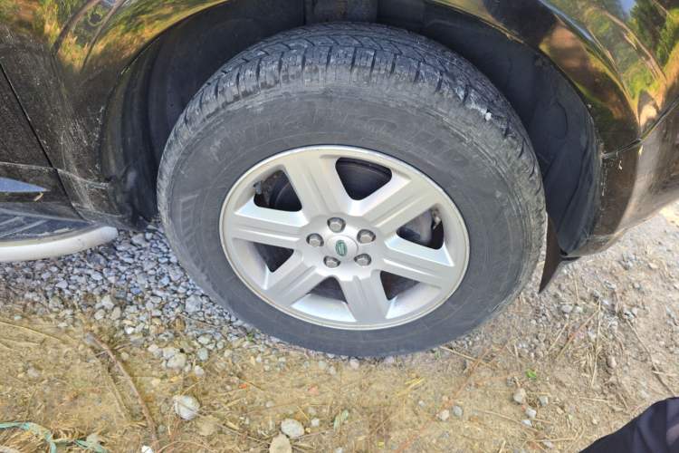 Used Land Rover Freelander 2 2010 2.2 TD4 Automatic SE Diesel Edition Right Front Wheel Hub