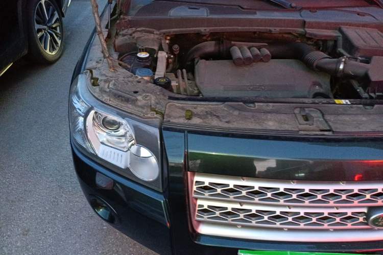 Used Land Rover Freelander 2 2010 2.2 TD4 Automatic SE Diesel Edition Engine Bay Right