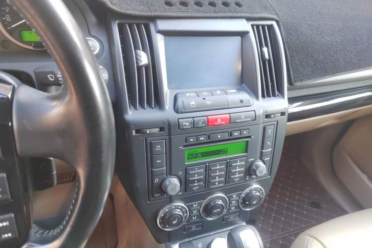 Used Land Rover Freelander 2 2010 3.2 i6 Automatic HSE Gasoline Version Audio And AC Panel