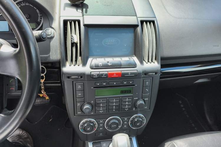 Used Land Rover Freelander 2 2011 3.2L i6 HSE Gasoline Edition Audio And AC Panel