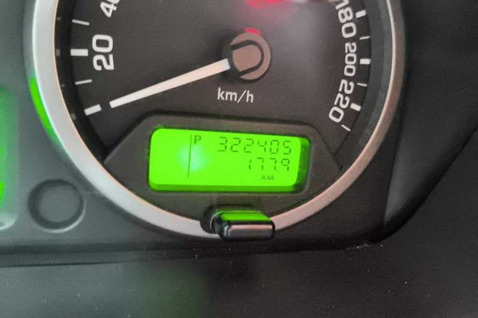 Used Land Rover Freelander 2 2011 3.2L i6 HSE Gasoline Edition Odometer Close Up
