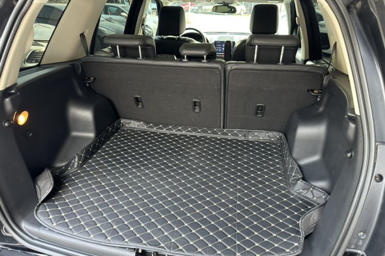 Used Land Rover Freelander 2 2011 3.2L i6 HSE Gasoline Edition Trunk