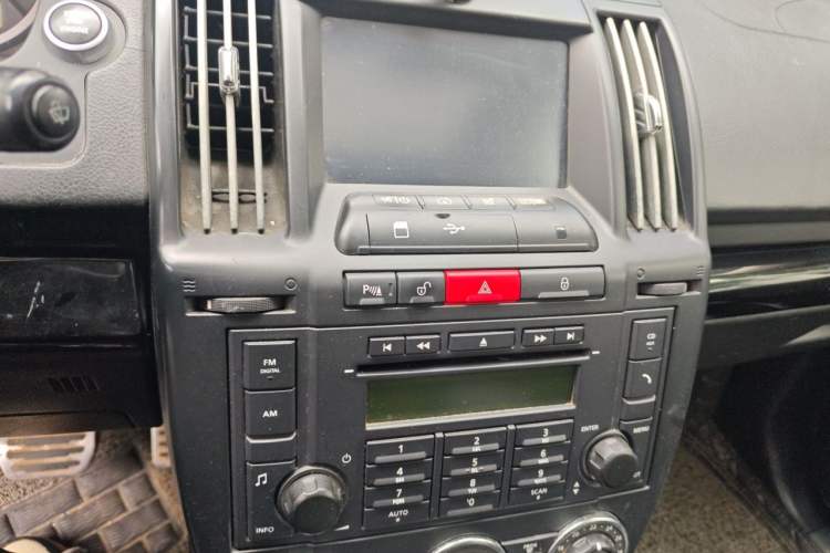 Used Land Rover Freelander 2 2011 3.2L i6 HSE Gasoline Edition Audio And AC Panel