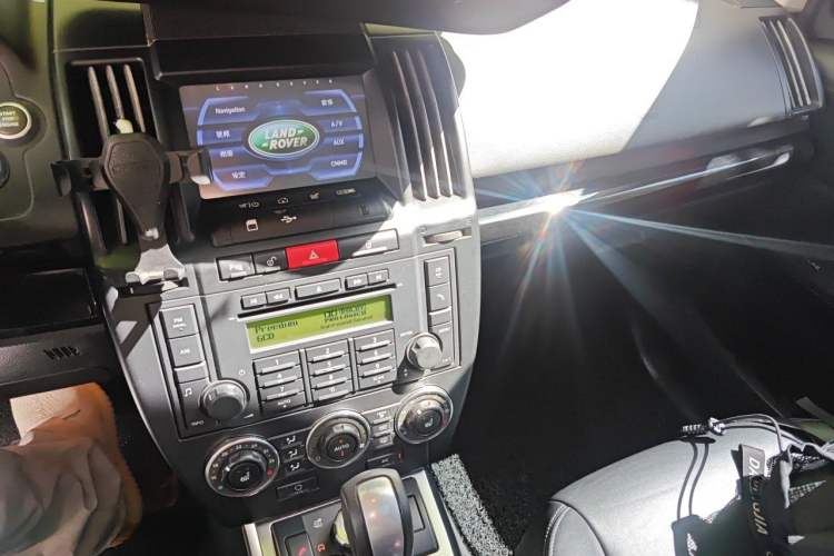 Used Land Rover Freelander 2 2011 3.2L i6 HSE Gasoline Edition Audio And AC Panel