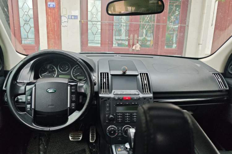 Used Land Rover Freelander 2 2011 3.2L i6 HSE Gasoline Edition Center Console