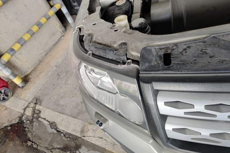 Used Land Rover Freelander 2 2011 3.2L i6 HSE Gasoline Edition Right Front Headlight