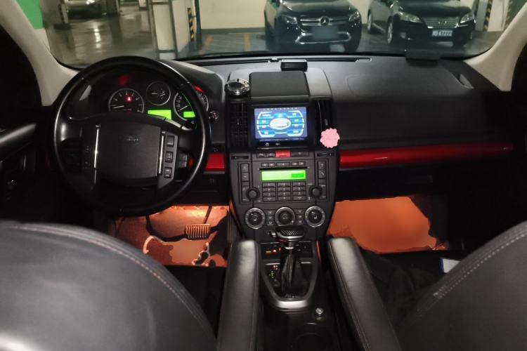 Used Land Rover Freelander 2 2011 3.2L China Red Limited Edition Center Console