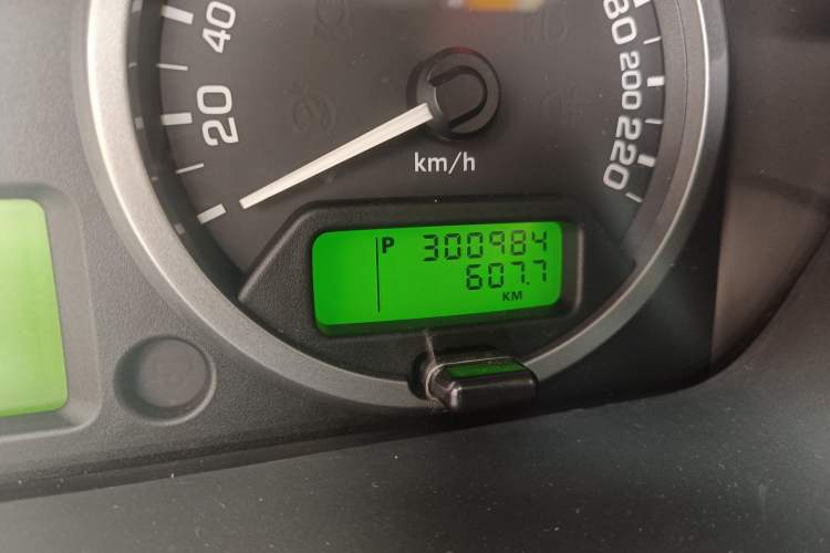 Used Land Rover Freelander 2 2011 3.2L China Red Limited Edition Odometer Close Up