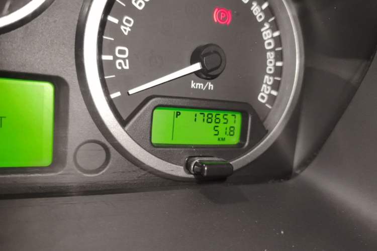 Used Land Rover Freelander 2 2011 3.2L China Red Limited Edition Odometer Close Up