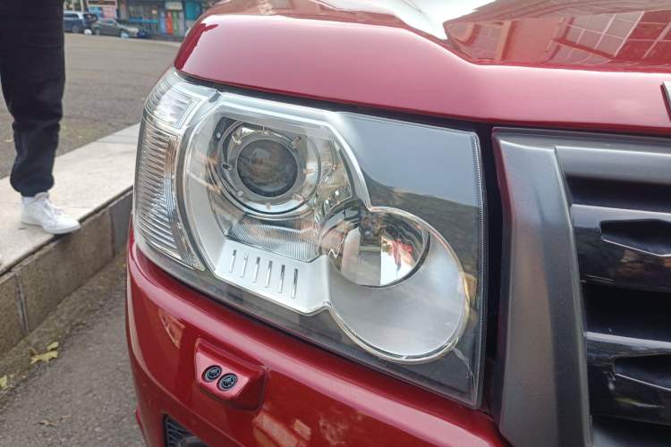 Used Land Rover Freelander 2 2011 3.2L China Red Limited Edition Right Front Headlight
