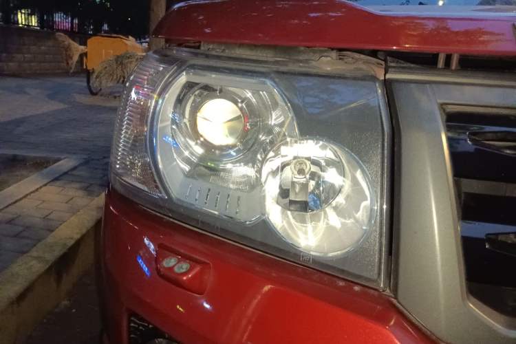 Used Land Rover Freelander 2 2011 3.2L China Red Limited Edition Right Front Headlight