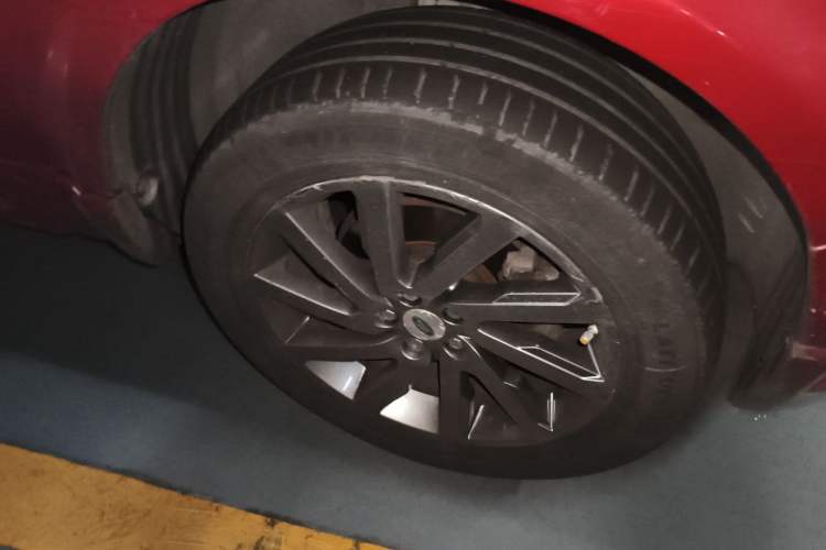 Used Land Rover Freelander 2 2011 3.2L China Red Limited Edition Right Front Wheel Hub