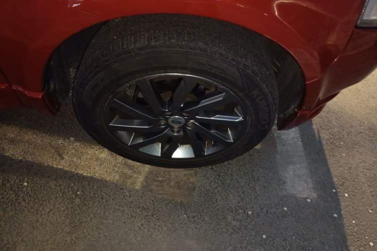 Used Land Rover Freelander 2 2011 3.2L China Red Limited Edition Right Front Wheel Hub