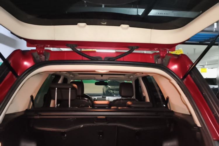 Used Land Rover Freelander 2 2011 3.2L China Red Limited Edition Trunk