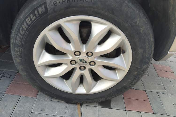 Used Land Rover Freelander 2 2011 3.2L i6 HSE Gasoline Edition Right Front Wheel Hub