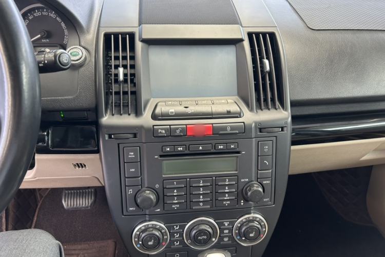Used Land Rover Freelander 2 2011 3.2L i6 HSE Gasoline Edition Audio And AC Panel