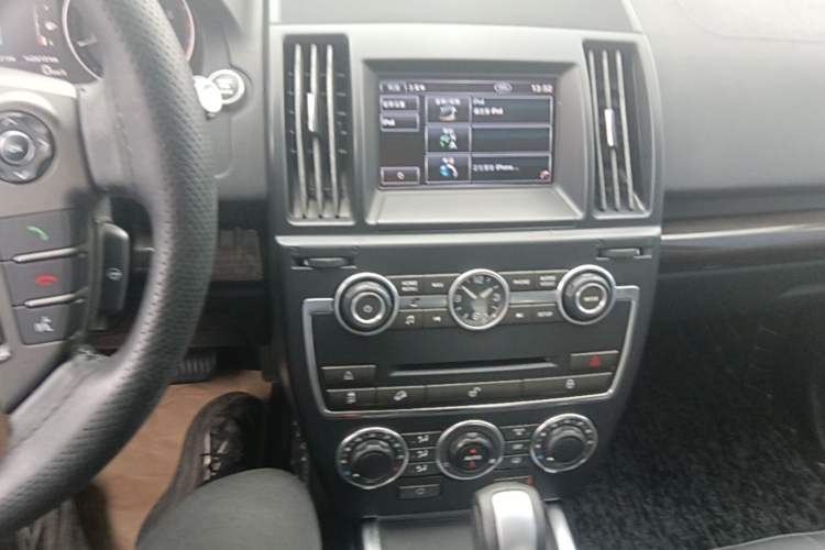 Used Land Rover Freelander 2 2013 2.0T Si4 SE Gasoline Edition Audio And AC Panel