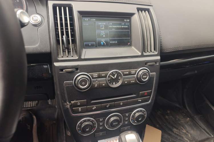 Used Land Rover Freelander 2 2014 2.0T Si4 HSE Gasoline Edition Audio And AC Panel
