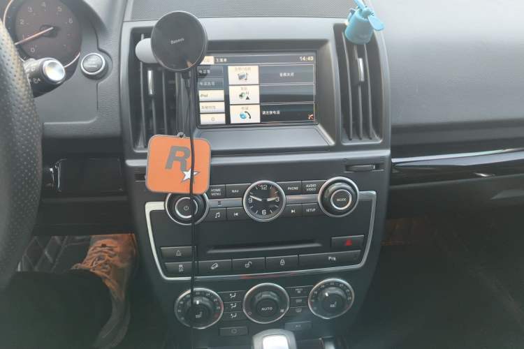 Used Land Rover Freelander 2 2015 2.0T Si4 HSE Luxury Collector's Edition Audio And AC Panel