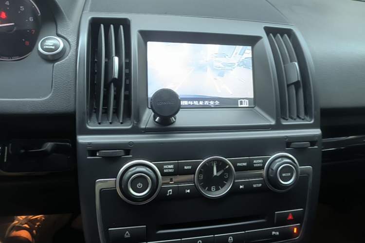 Used Land Rover Freelander 2 2015 2.0T Si4 HSE Luxury Collector's Edition Audio And AC Panel
