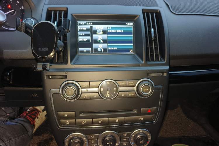 Used Land Rover Freelander 2 2015 2.0T Si4 HSE Luxury Collector's Edition Audio And AC Panel