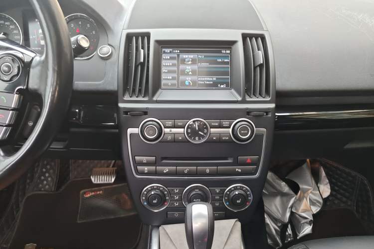 Used Land Rover Freelander 2 2015 2.0T Si4 HSE Luxury Collector's Edition Audio And AC Panel
