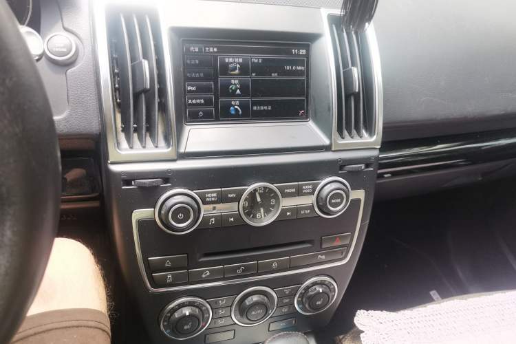 Used Land Rover Freelander 2 2015 2.0T Si4 HSE Luxury Collector's Edition Audio And AC Panel