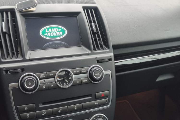 Used Land Rover Freelander 2 2015 2.0T Si4 HSE Luxury Collector's Edition Audio And AC Panel