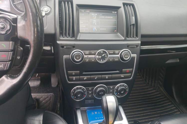 Used Land Rover Freelander 2 2015 2.0T Si4 HSE Luxury Collector's Edition Audio And AC Panel