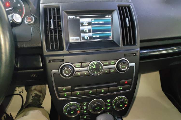 Used Land Rover Freelander 2 2015 2.0T Si4 HSE Luxury Collector's Edition Audio And AC Panel