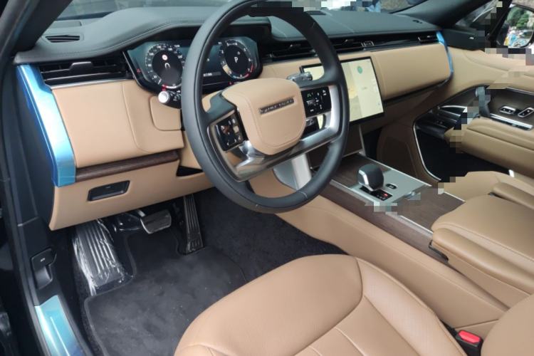 Used Land Rover Range 2025 3.0 L6 400 PS Extended Luxury Edition Center Console