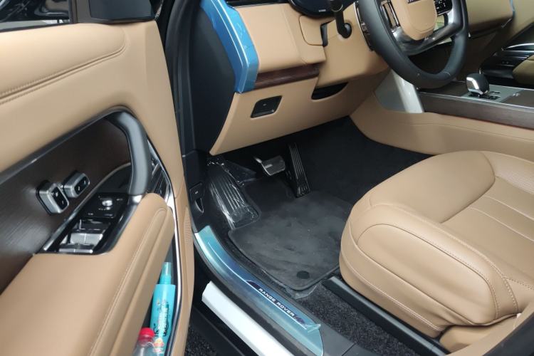 Used Land Rover Range 2025 3.0 L6 400 PS Extended Luxury Edition Driver Seat