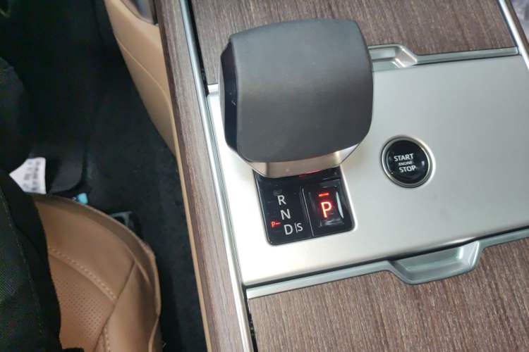 Used Land Rover Range 2025 3.0 L6 400 PS Extended Luxury Edition Gear Lever