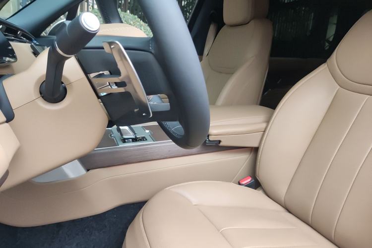 Used Land Rover Range 2025 3.0 L6 400 PS Extended Luxury Edition Left Front Seat