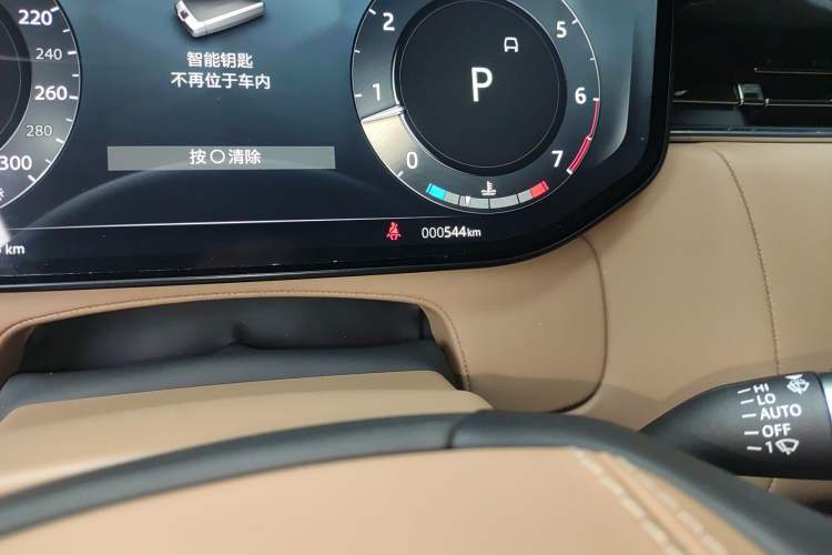 Used Land Rover Range 2025 3.0 L6 400 PS Extended Luxury Edition Odometer Close Up