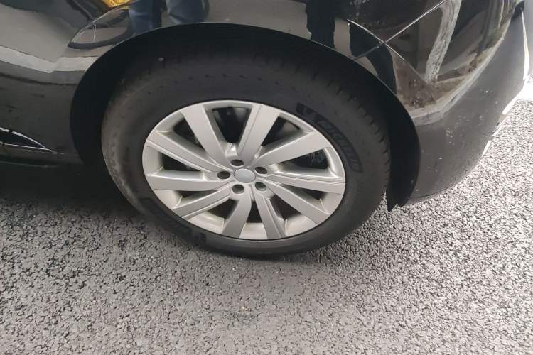 Used Land Rover Range 2025 3.0 L6 400 PS Extended Luxury Edition Right Front Wheel Hub