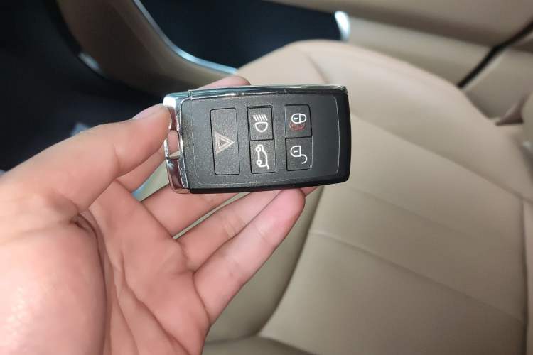 Used Land Rover Range 2025 3.0 L6 400 PS Extended Luxury Edition Vehicle Key