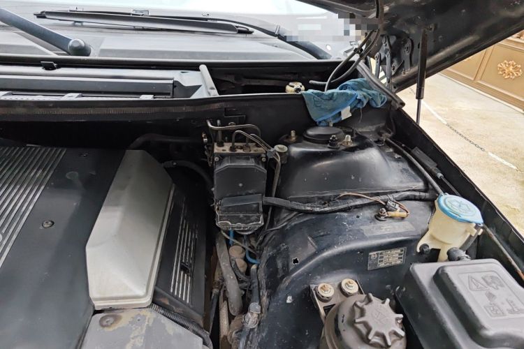 Used Land Rover Range 2005 4.4 Engine Bay Left