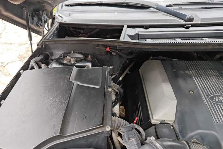 Used Land Rover Range 2005 4.4 Engine Bay Right
