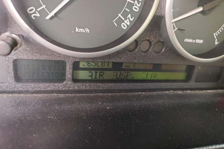 Used Land Rover Range 2005 4.4 Odometer Close Up