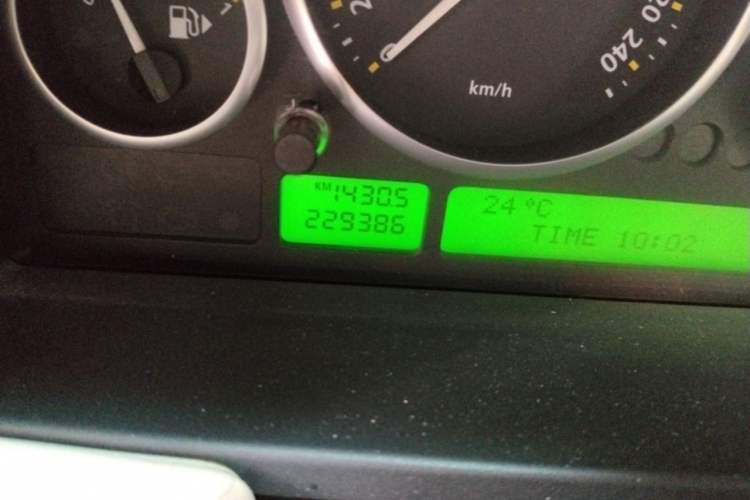 Used Land Rover Range 2007 V8 4.4 Odometer Close Up