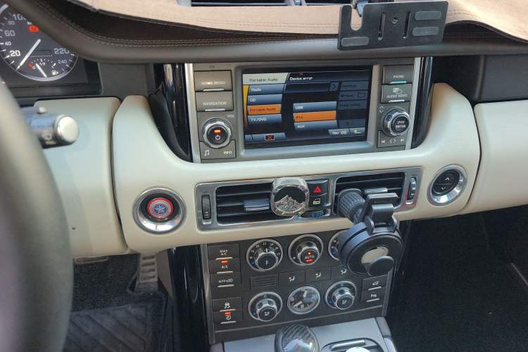 Used Land Rover Range 2010 5.0 SC V8 HSE Audio And AC Panel