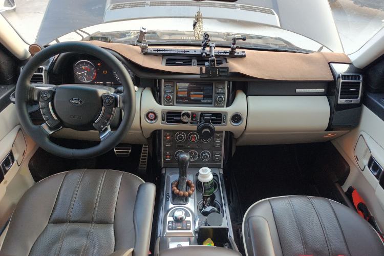 Used Land Rover Range 2010 5.0 SC V8 HSE Center Console